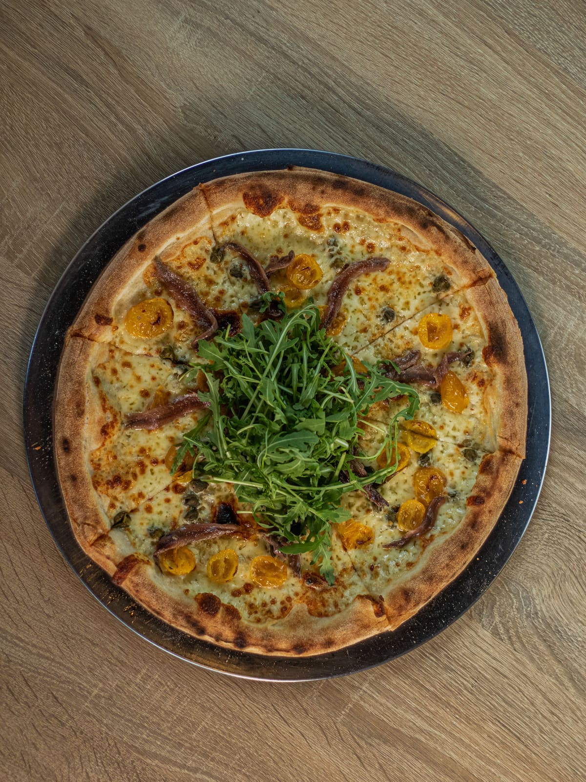 Pizza Anchois: fior di latte, anchois, kapary, wędzone pomidorki Ciliegini, rukola