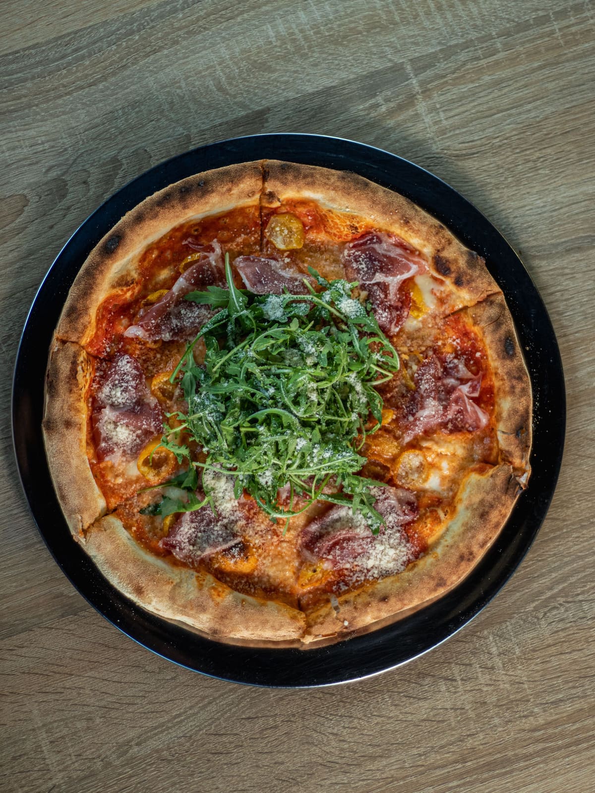 Pizza Buffa: San Marzano, mozzarella di bufala, wędzone pomidorki Ciliegini, grana padano, coppa, rukola