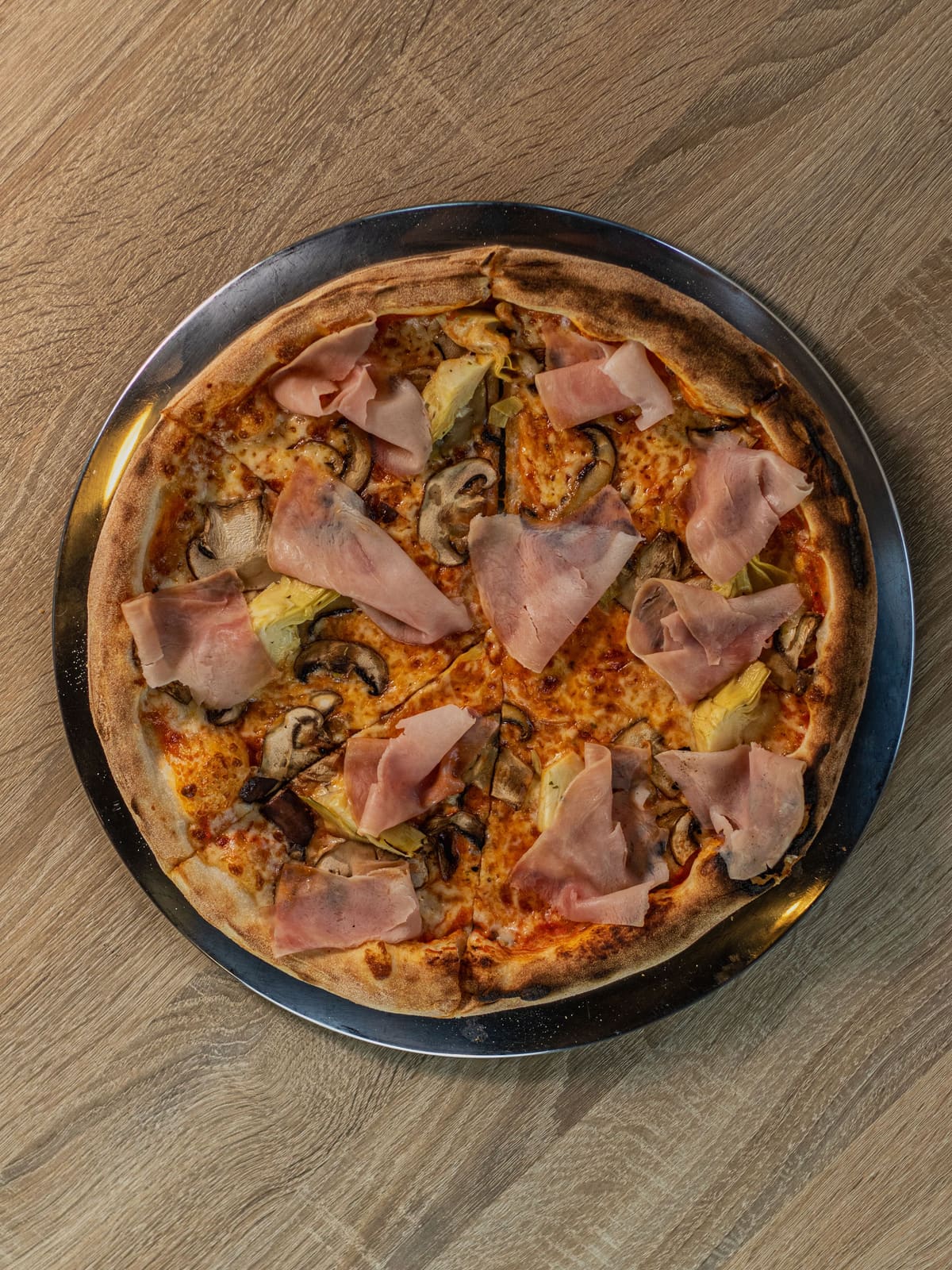 Pizza Capriciosa: San Marzano, fior di latte, prosciutto cotto, karczochy, grzyby