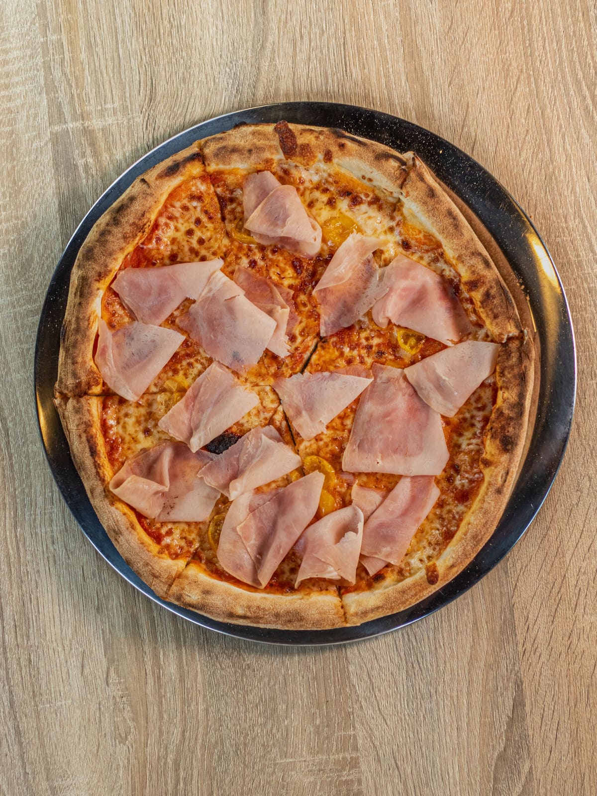 Pizza Cotto: San Marzano, fior di latte, prosciutto cotto, wędzone pomidorki Ciliegini