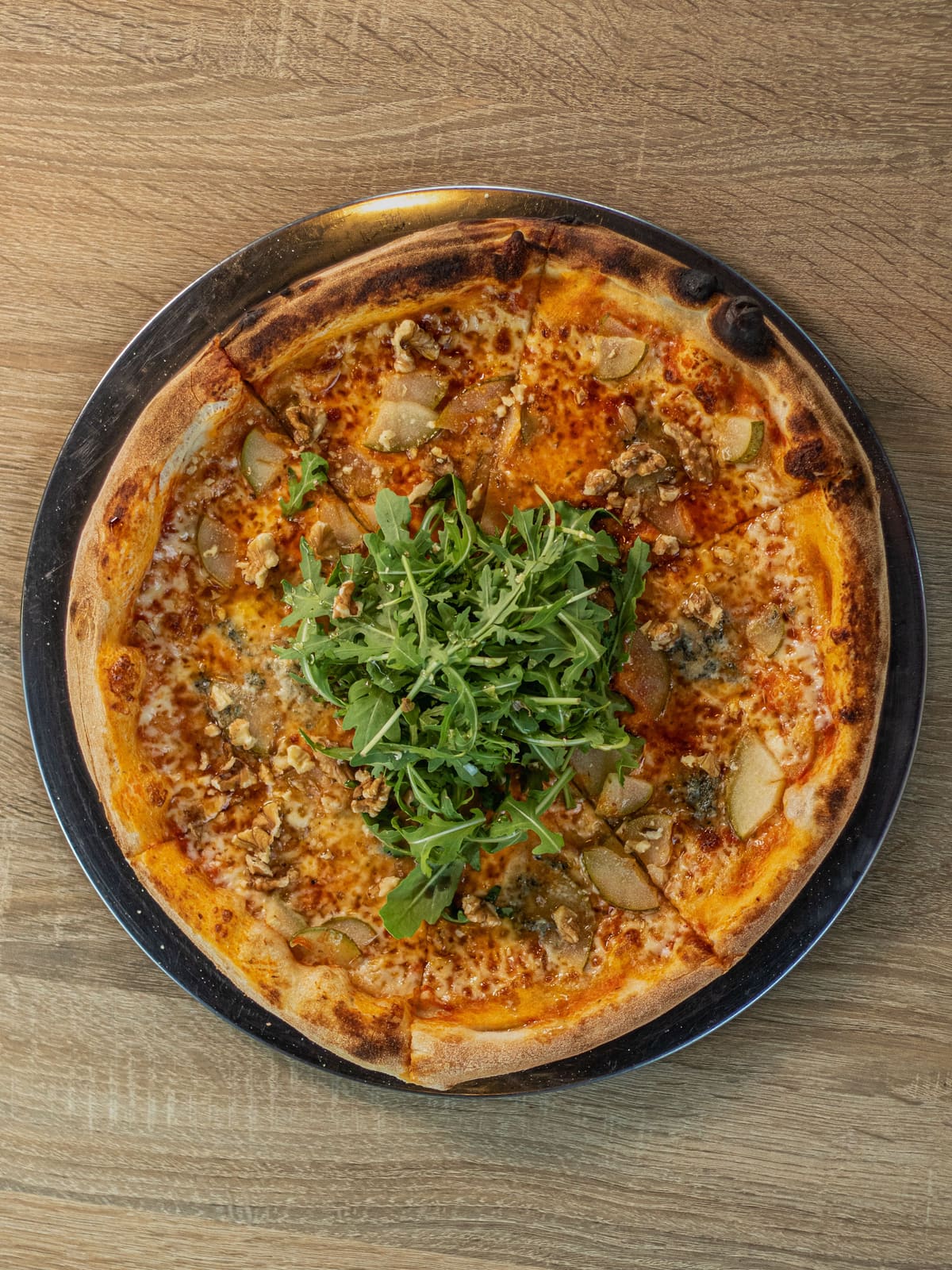Pizza Fica: San Marzano, fior di latte, gorgonzola, gruszka, orzechy włoskie, miód, rukola