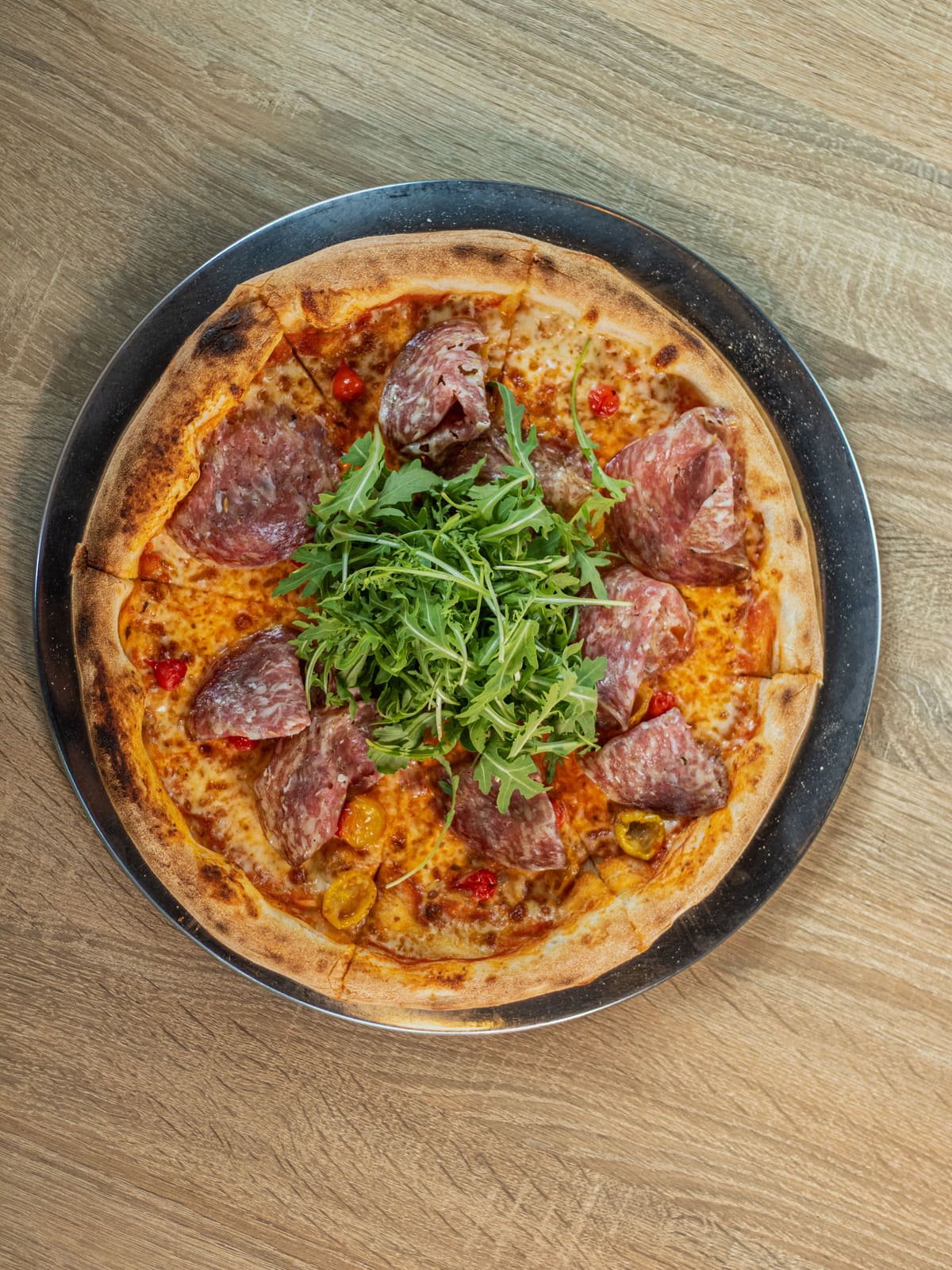 Pizza Finocchiona: San Marzano, fior di latte, salame finocchiona z koprem włoskim, rukola, wędzone pomidorki Ciliegini, słodkie papryczki