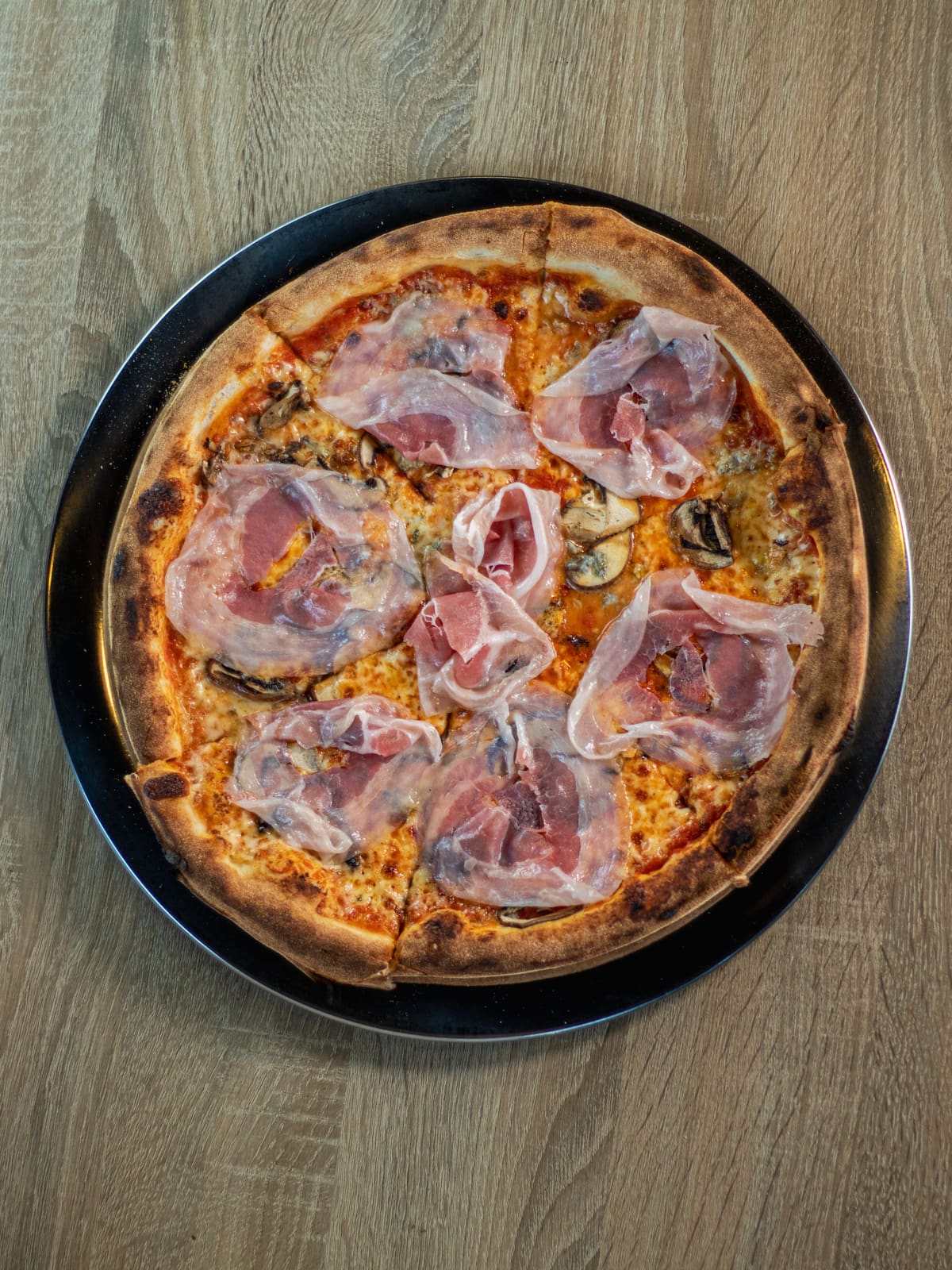 Pizza Gorgonzola & Funghi: San Marzano, fior di latte, pieczarki, gorgonzola, pancetta