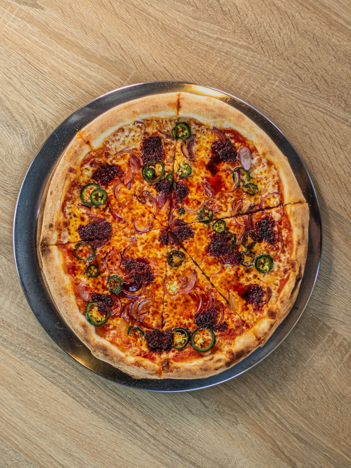Pizza Nduja: San Marzano, fior di latte, nduja, jalapeño, cebula, pikantny miód
