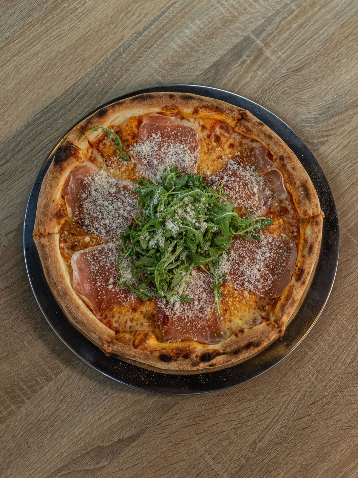 Pizza Parma: San Marzano, fior di latte, prosciutto crudo, rukola, grana padano