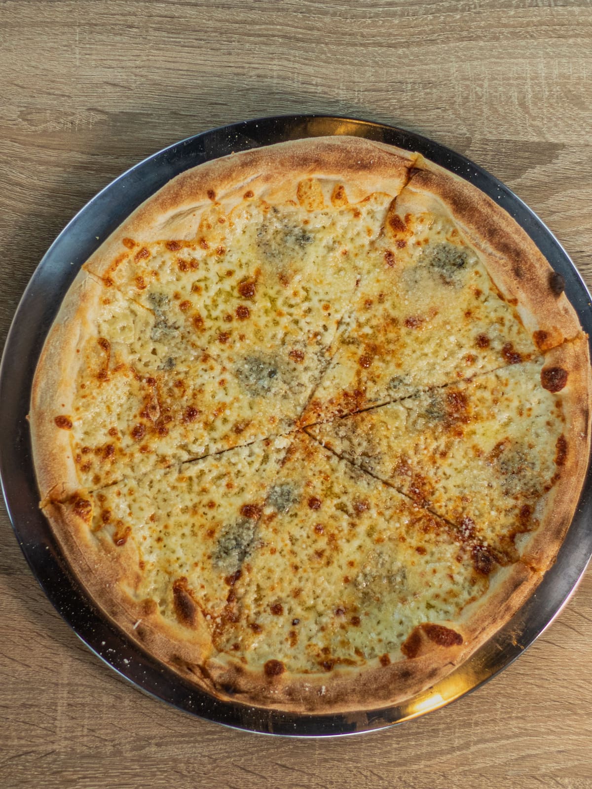 Pizza Quattro formaggi: fior di latte, gorgonzola, taleggio, grana padano