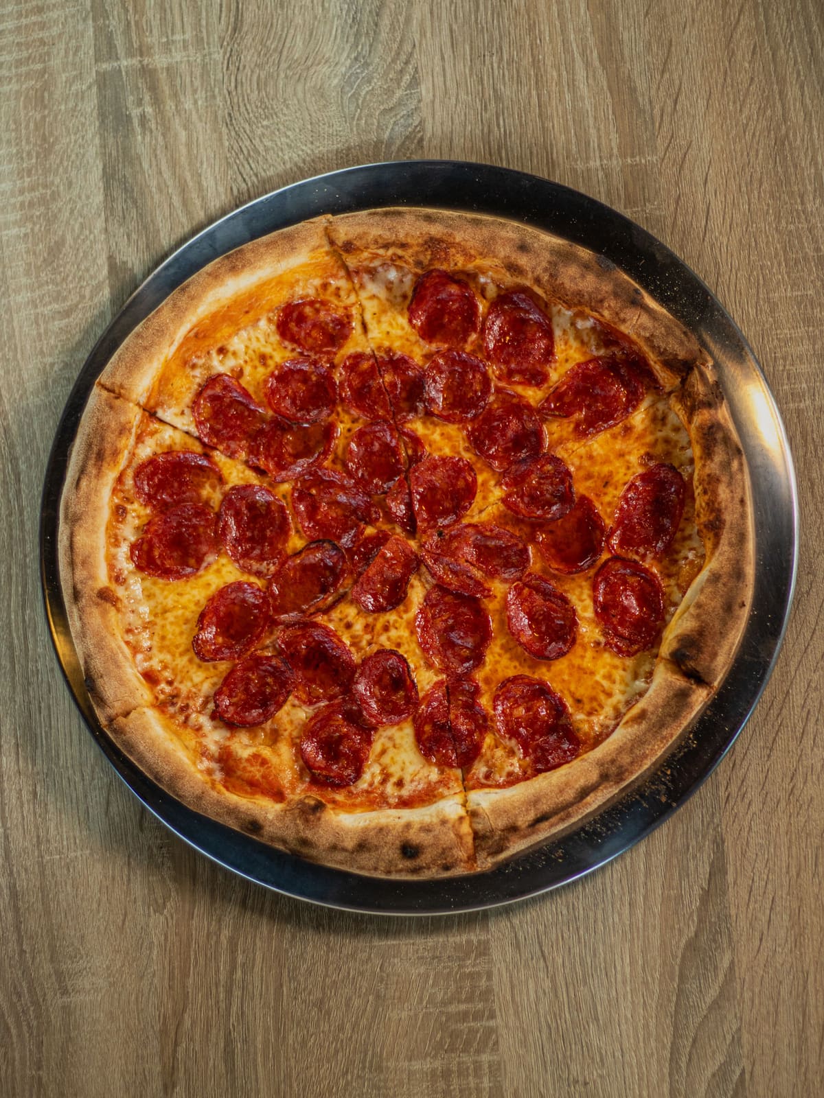 Pizza Salsiccia: San Marzano, fior di latte, salami salsiccia piccante Mamma Tina