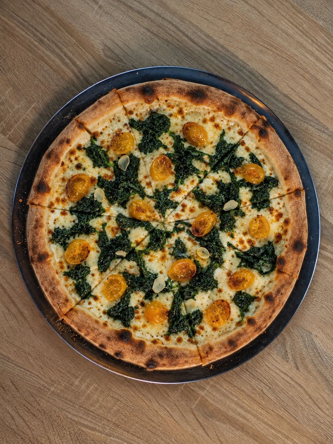 Pizza Vege: fior di latte, szpinak z czosnkiem na białym sosie, wędzone pomidorki Ciliegini
